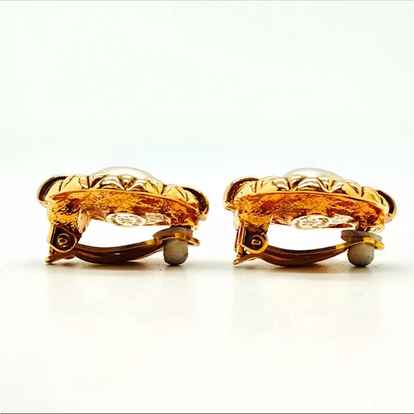 Authentic 🌸CHANEL 🌸Gold plated with Pearl clip on Earrings - Picture 7 of 9